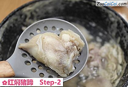 红焖猪蹄做法第二步骤