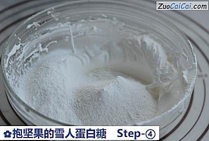 抱坚果的雪人蛋白糖做法第四步骤