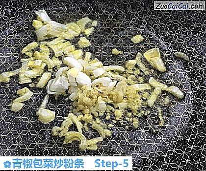 青椒包菜炒粉条做法第五步骤