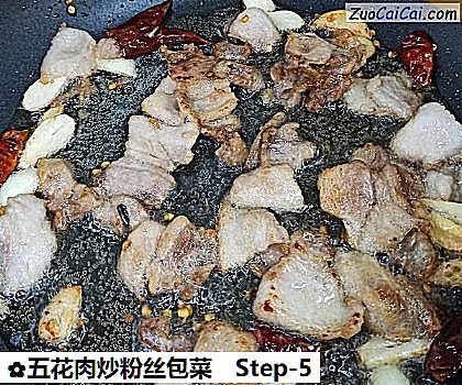 五花肉炒粉丝包菜做法第五步骤