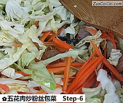 五花肉炒粉丝包菜做法第六步骤