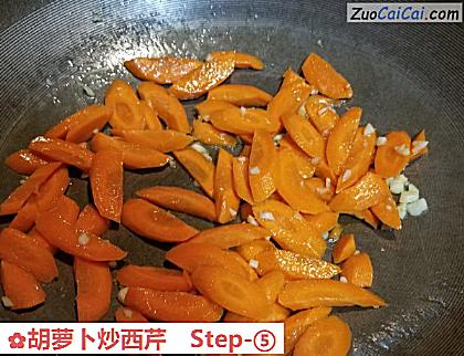 胡萝卜炒西芹做法第五步骤