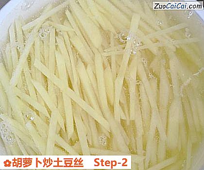 胡萝卜炒土豆丝做法第二步骤