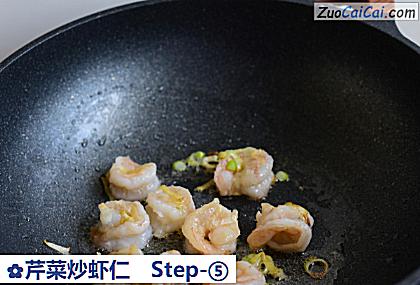 芹菜炒虾仁做法第五步骤