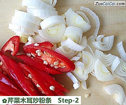 芹菜木耳炒粉条做法第二步骤