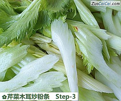 芹菜木耳炒粉条做法第三步骤