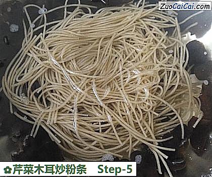 芹菜木耳炒粉条做法第五步骤