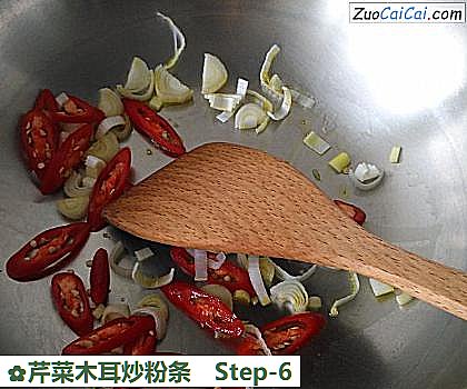 芹菜木耳炒粉条做法第六步骤