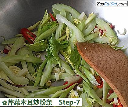 芹菜木耳炒粉条做法第七步骤