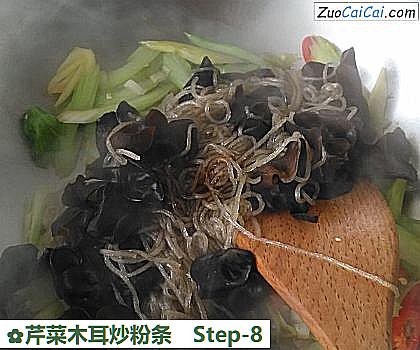 芹菜木耳炒粉条做法第八步骤
