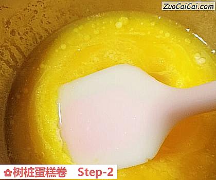 树桩蛋糕卷做法第二步骤