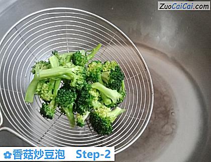 香菇炒豆泡做法第二步骤