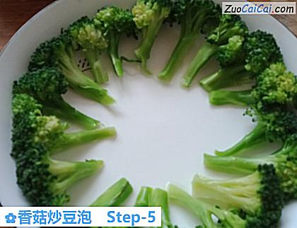 香菇炒豆泡做法第五步骤