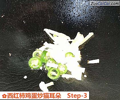 西红柿鸡蛋炒猫耳朵做法第三步骤