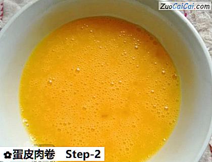 蛋皮肉卷做法第二步骤