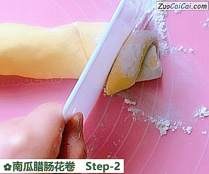 南瓜腊肠花卷做法第二步骤