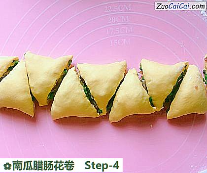 南瓜腊肠花卷做法第四步骤