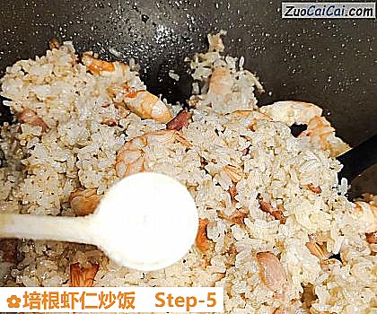 培根虾仁炒饭做法第五步骤