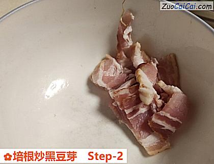 培根炒黑豆芽做法第二步骤