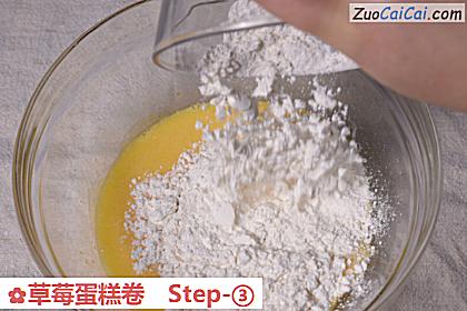 草莓蛋糕卷做法第三步骤