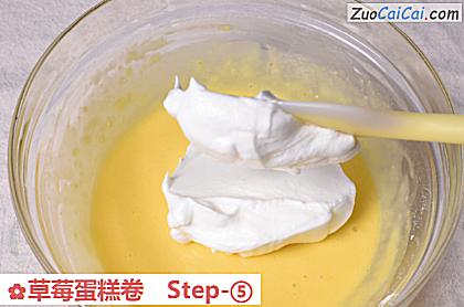 草莓蛋糕卷做法第五步骤