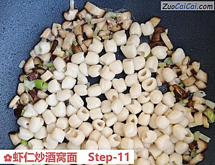 虾仁炒酒窝面做法第十一步骤