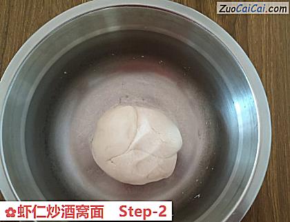 虾仁炒酒窝面做法第二步骤