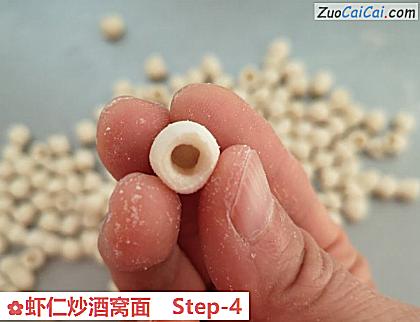 虾仁炒酒窝面做法第四步骤