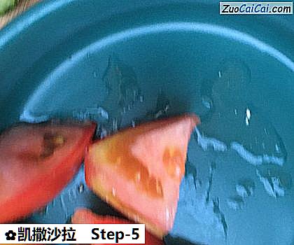 凯撒沙拉做法第五步骤