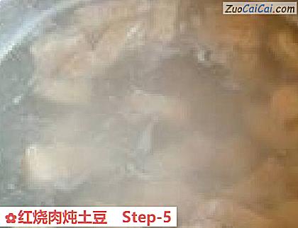 红烧肉炖土豆做法第五步骤