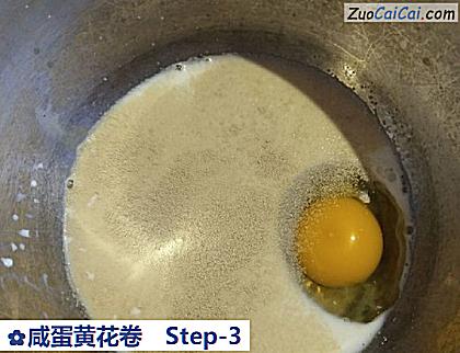 咸蛋黄花卷做法第三步骤