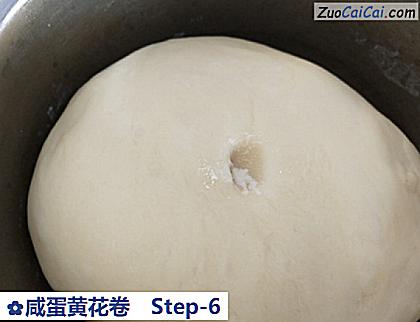 咸蛋黄花卷做法第六步骤