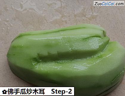 佛手瓜炒木耳做法第二步骤