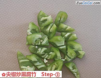 尖椒炒黑腐竹做法第三步骤