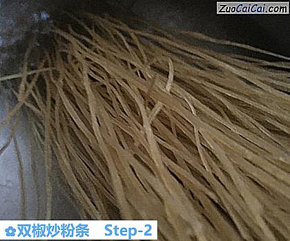 双椒炒粉条做法第二步骤