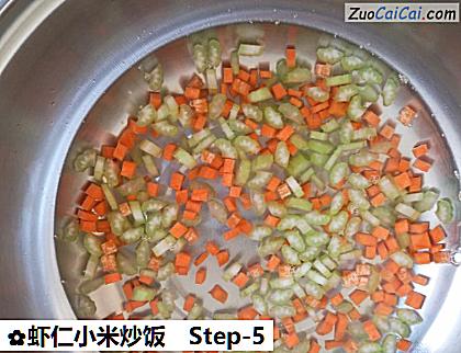 虾仁小米炒饭做法第五步骤