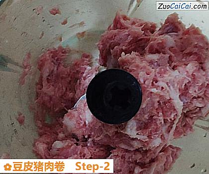 豆皮猪肉卷做法第二步骤