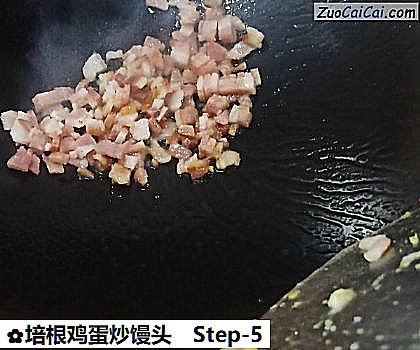 培根鸡蛋炒馒头做法第五步骤