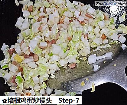 培根鸡蛋炒馒头做法第七步骤