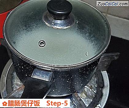 腊肠煲仔饭做法第五步骤