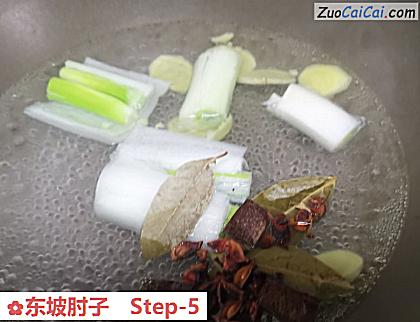 东坡肘子做法第五步骤