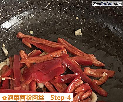 泡菜苕粉肉丝做法第四步骤