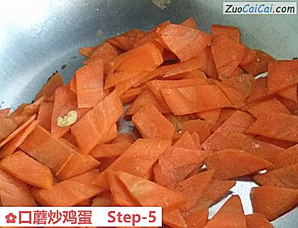 口蘑炒鸡蛋做法第五步骤