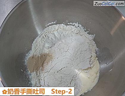 奶香手撕吐司做法第二步骤