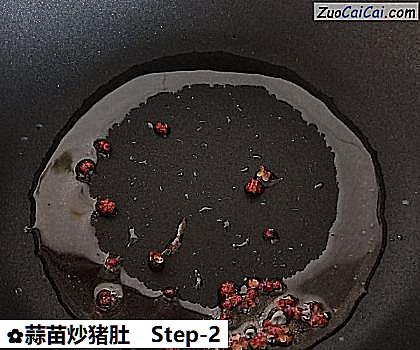 蒜苗炒猪肚做法第二步骤