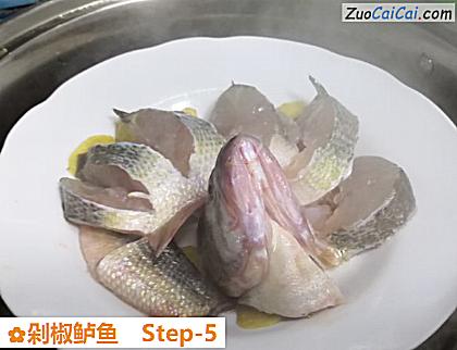 剁椒鲈鱼做法第五步骤