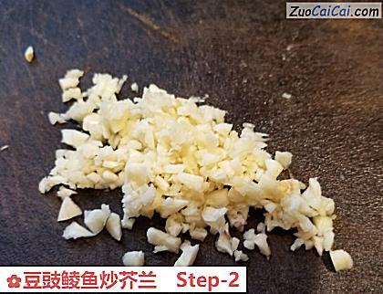 豆豉鲮鱼炒芥兰做法第二步骤