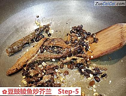 豆豉鲮鱼炒芥兰做法第五步骤