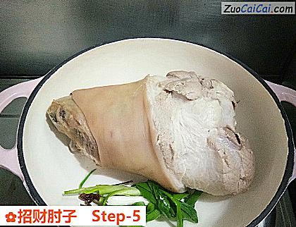 招财肘子做法第五步骤