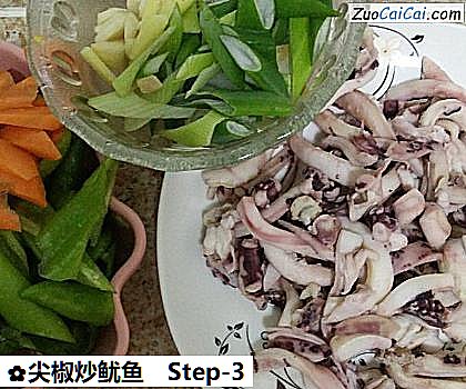 尖椒炒鱿鱼做法第三步骤